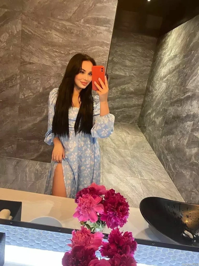 Julia Profile image 1