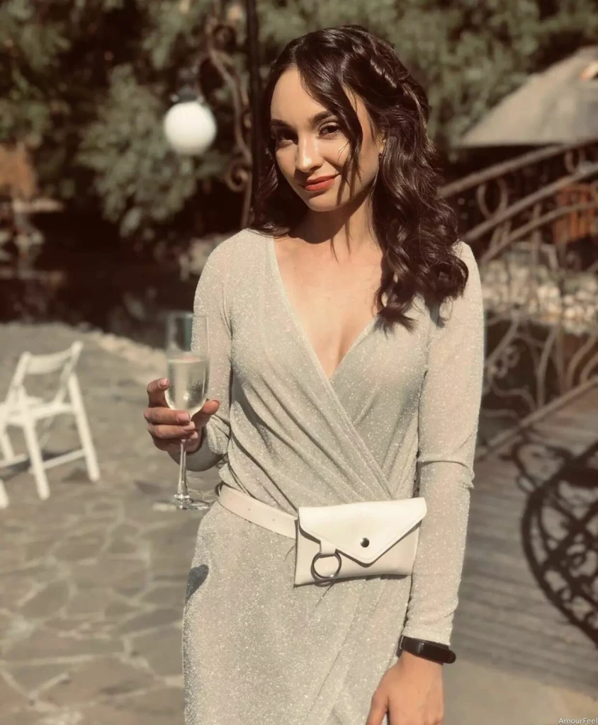 Yuliia Profile image 3